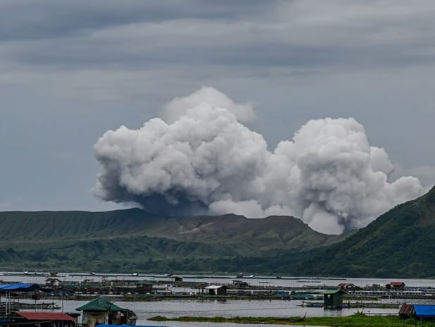 Filipinler'de Kanlaon Yanardağı patladı