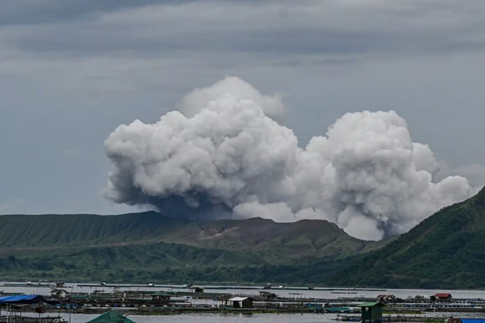 Filipinler'de Kanlaon Yanardağı patladı