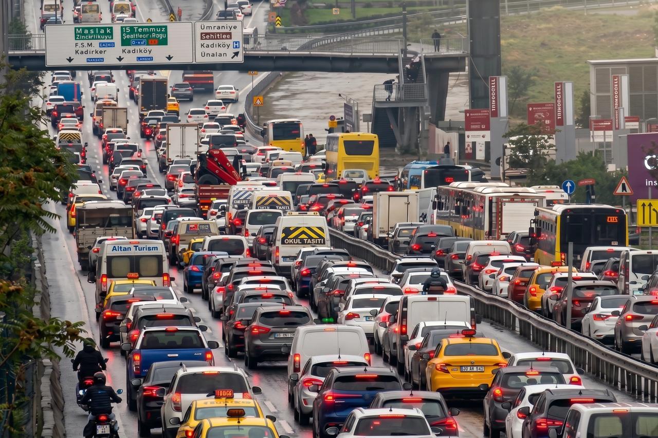 İstanbul'da sağanak trafiği kilitledi! Araçlar milim milim ilerliyor 