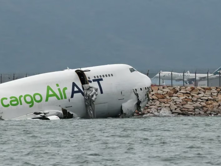 Cargo Plane Skids Off Runway in Hong Kong: 2 Dead