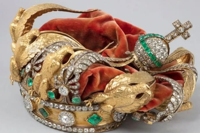 Louvre soygununda hasar gören İmparatoriçe Tacı'nın son hali