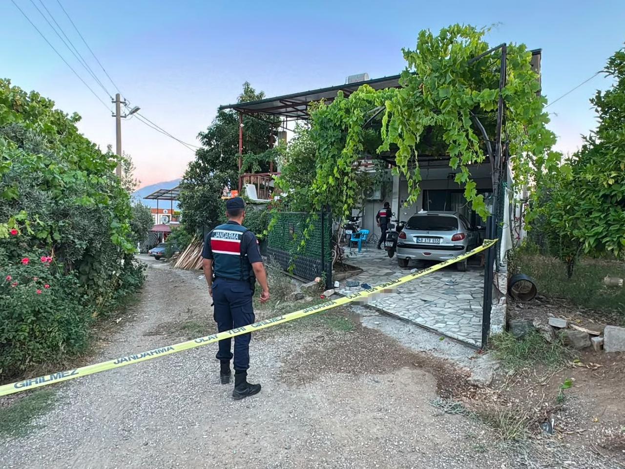 Bahçe kapısından çıkan ses can aldı! 1 ölü, 2 yaralı var