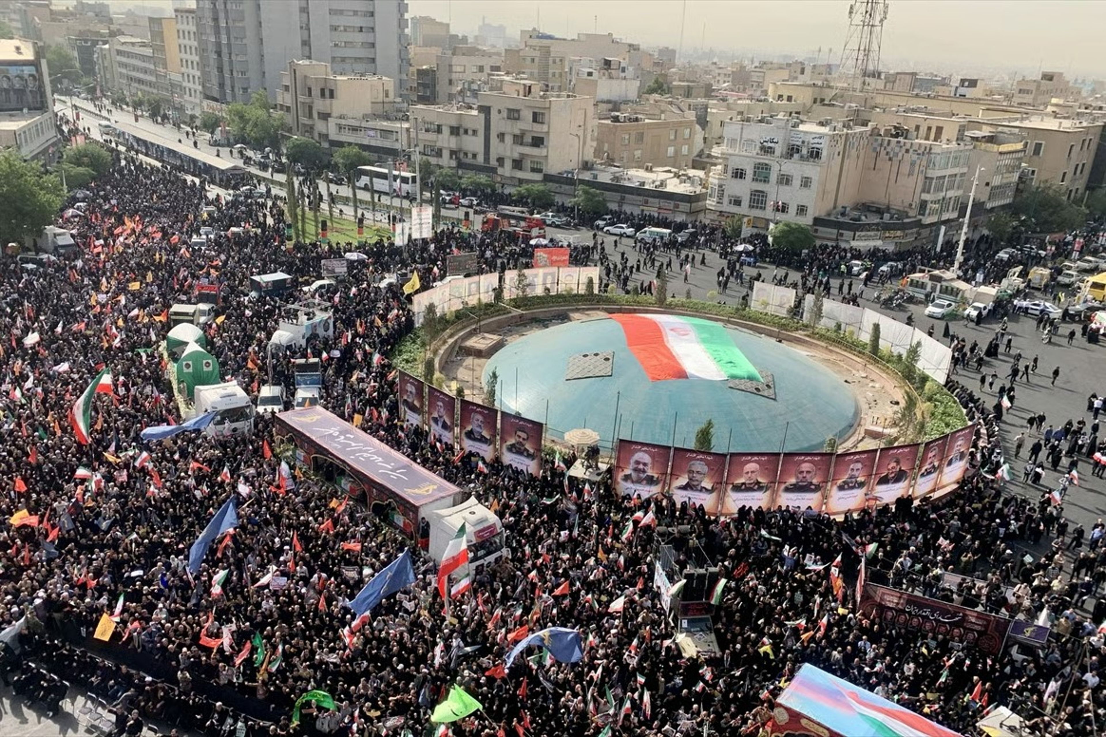 Tahran'da İsrail saldırılarında hayatını kaybeden yetkililer için cenaze töreni düzenlendi