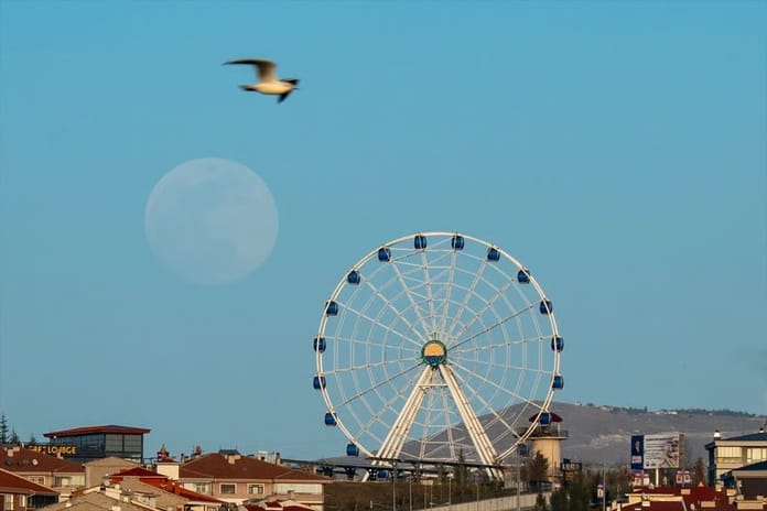 Ankara'da dolunay kartpostallık görüntüler oluşturdu