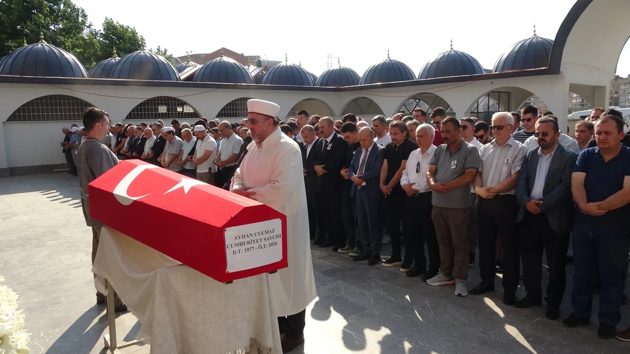 Gebze Adliyesinde duruşma esnasında kalp krizi geçiren savcı son yolculuğuna uğurlandı