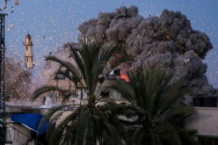 İsrail Gazze'de bir camiyi daha bombaladı