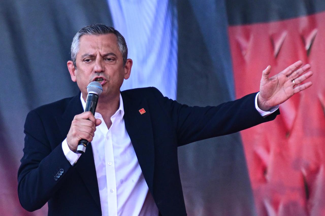 Özgür Özel, Akın Gürlek'i hedef aldı