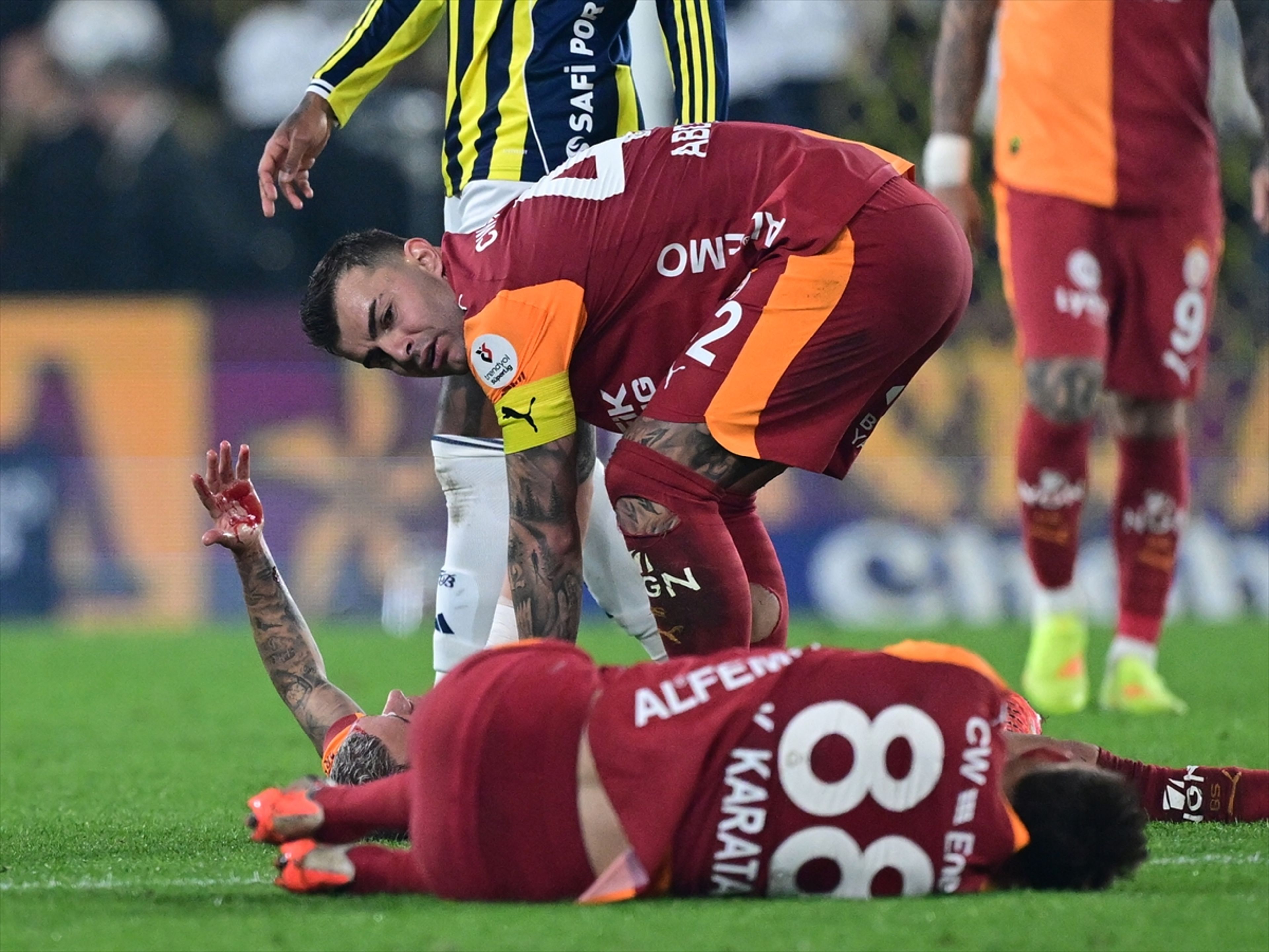 Kazımcan sahayı sedyeyle terk etti
