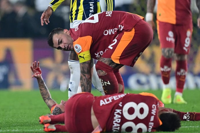 Kazımcan sahayı sedyeyle terk etti