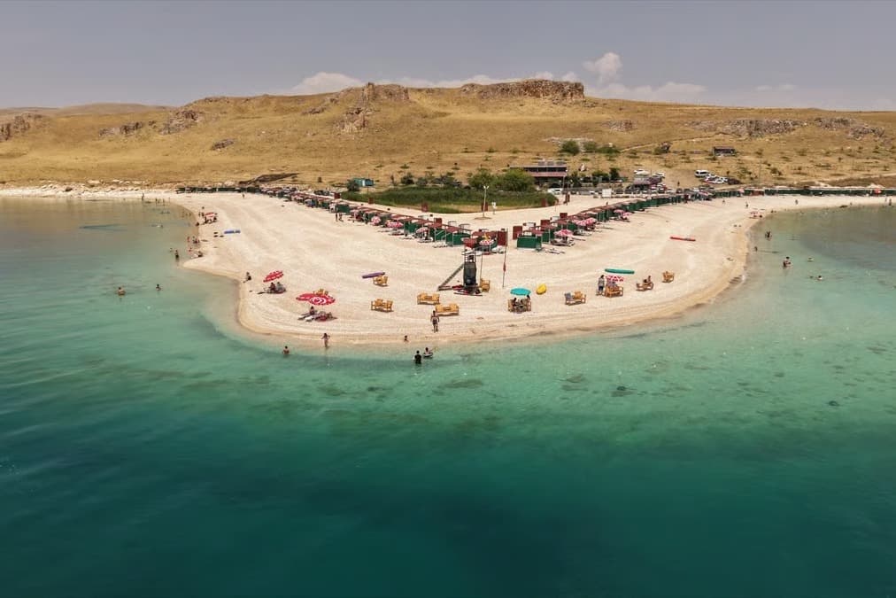 Turkuaz'ın bin bir tonu: Çakıl Adası