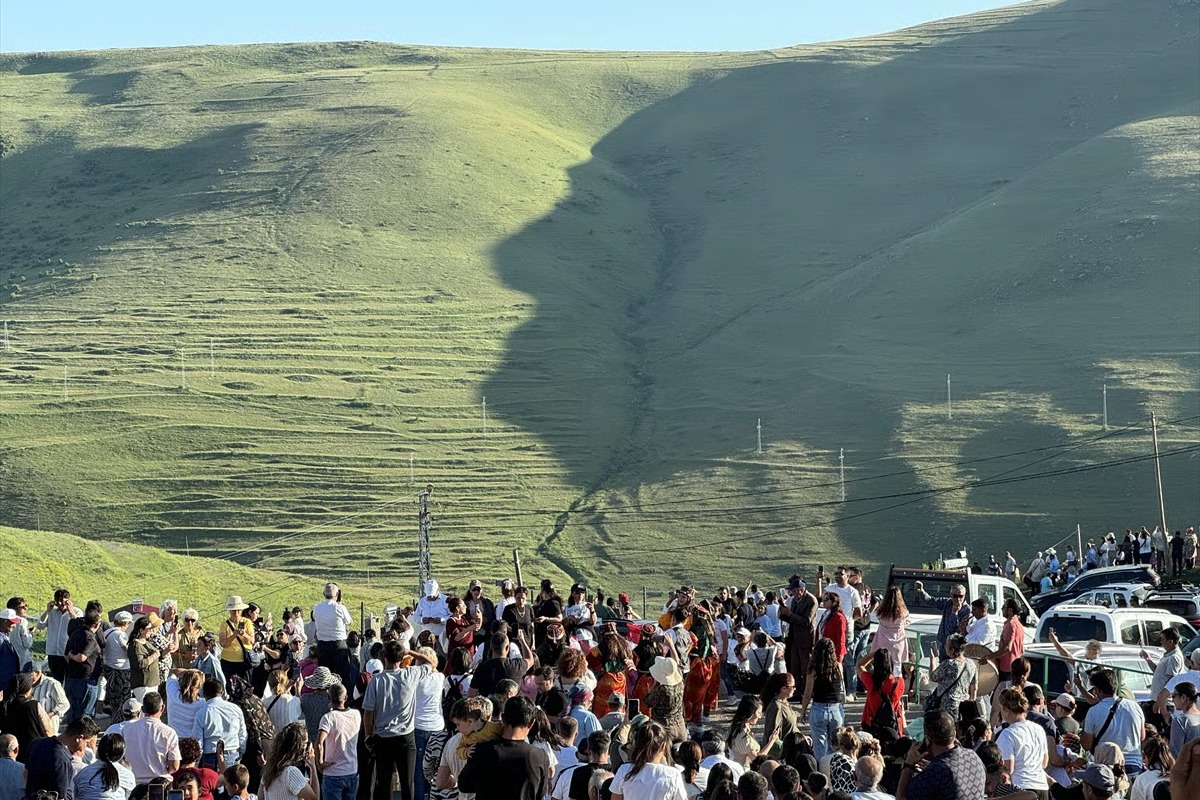 Atatürk’e benzeyen silüet davul zurnayla karşılandı