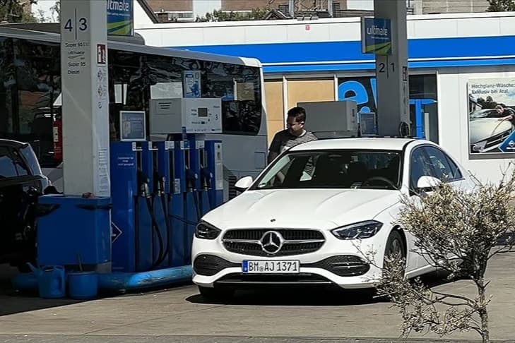 Almanya'da yakıt krizi: Sürücüler ucuz yakıt için Polonya sınırına akın ediyor