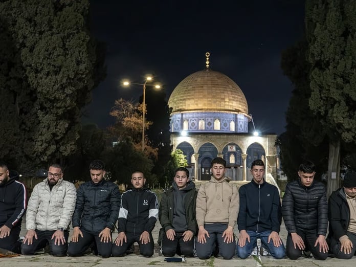 Mescid-i Aksa 41 gün sonra ibadete açıldı