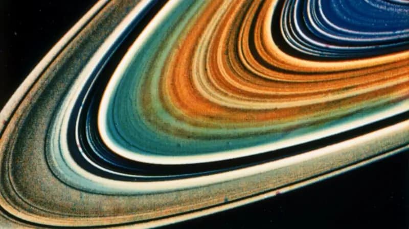 Voyager 2, Uranüs ve Neptün'ü ziyaret edip ardından yıldızlararası uzaya doğru yol almadan önce, 1981'de Satürn'ün yakınından geçti ve gezegenin halkalarını görüntüledi.