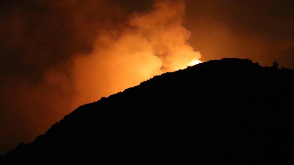 Kaş'ta orman yangını 2. gününde: Sarp arazide havadan ve karadan zorlu mücadele
