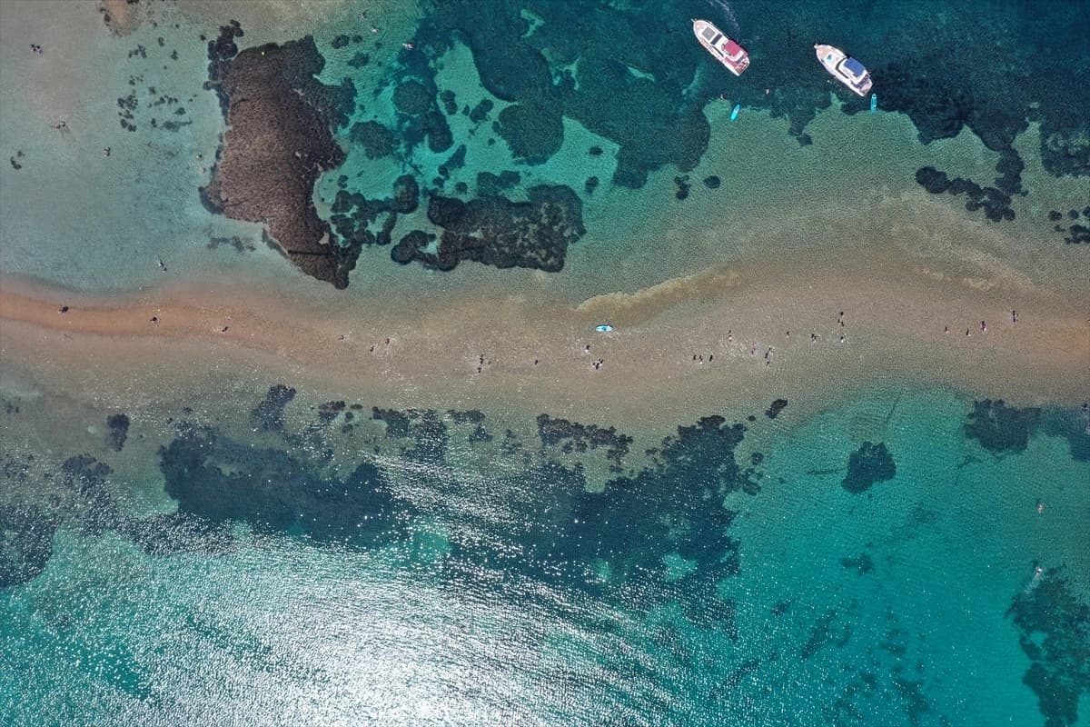 Denizden yürüyerek karşıya geçiyorlar