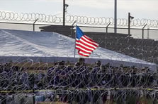 Yüzbinlerce göçmene sınır dışı edilecekleri tebliğ edildi