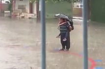 Yağmur altında dede torunu İstiklal Marşı okudu