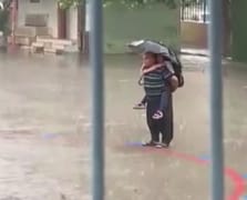 Yağmur altında dede torunu İstiklal Marşı okudu