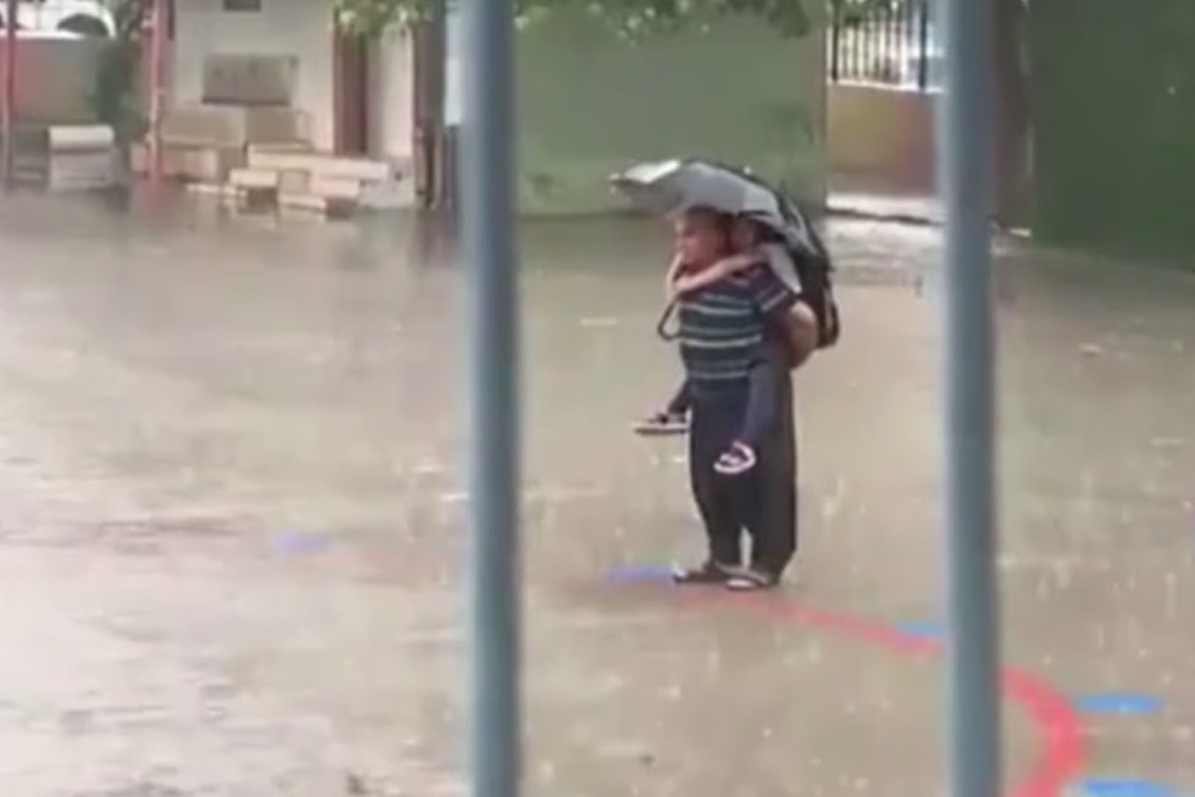 Yağmur altında dede torunu İstiklal Marşı okudu