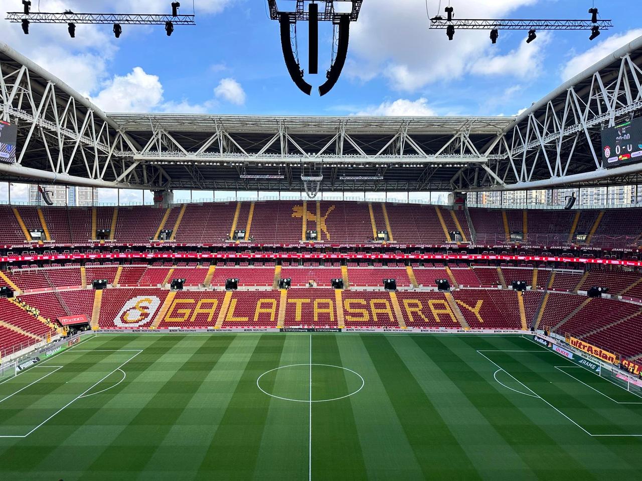 Galatasaray, yeni sezon öncesi evinde taraftarıyla buluşuyor