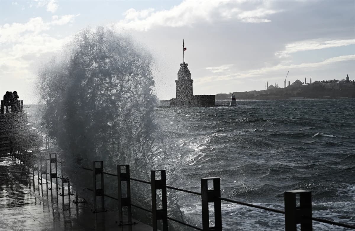 Şiddetli fırtına İstanbul'u vurdu 