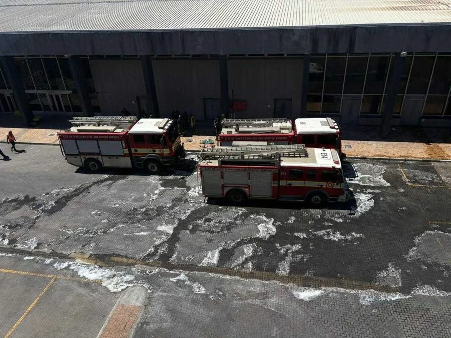 Cape Town havalimanında çıkan yangın uluslararası uçuşları durdurdu