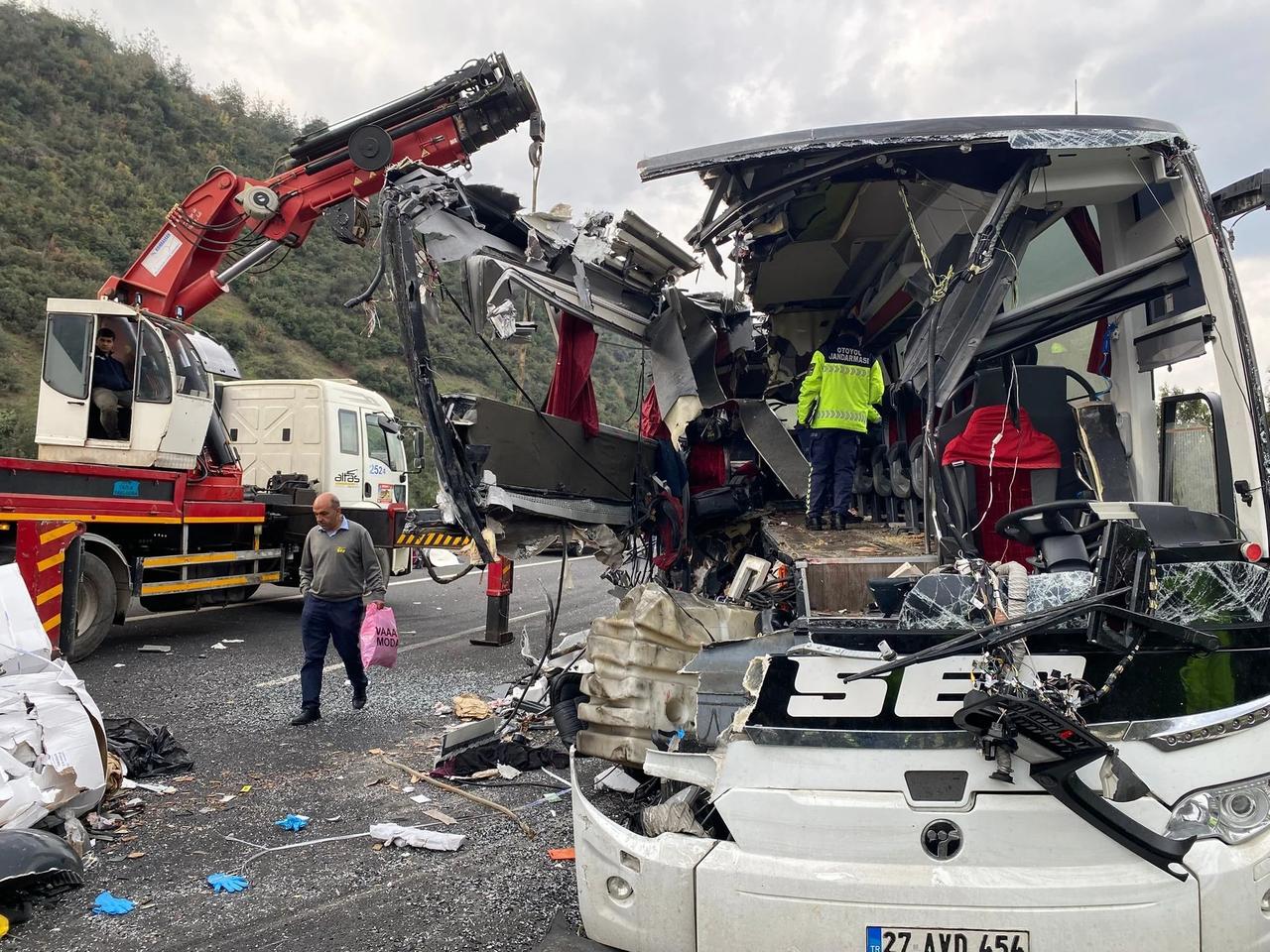 Katliam gibi kaza: 7 ölü, 11 yaralı 