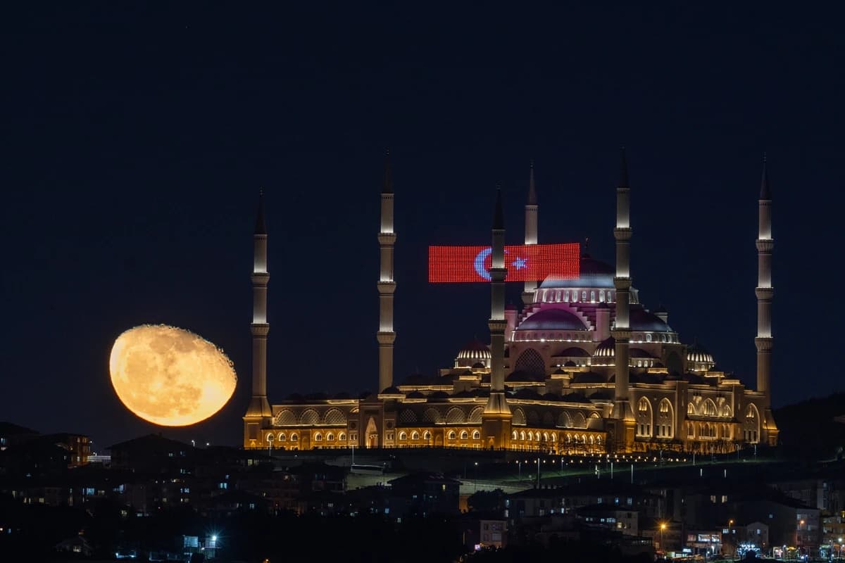 İstanbul'da büyüleyen manzara: Şişkin ay Türk bayrağıyla buluştu