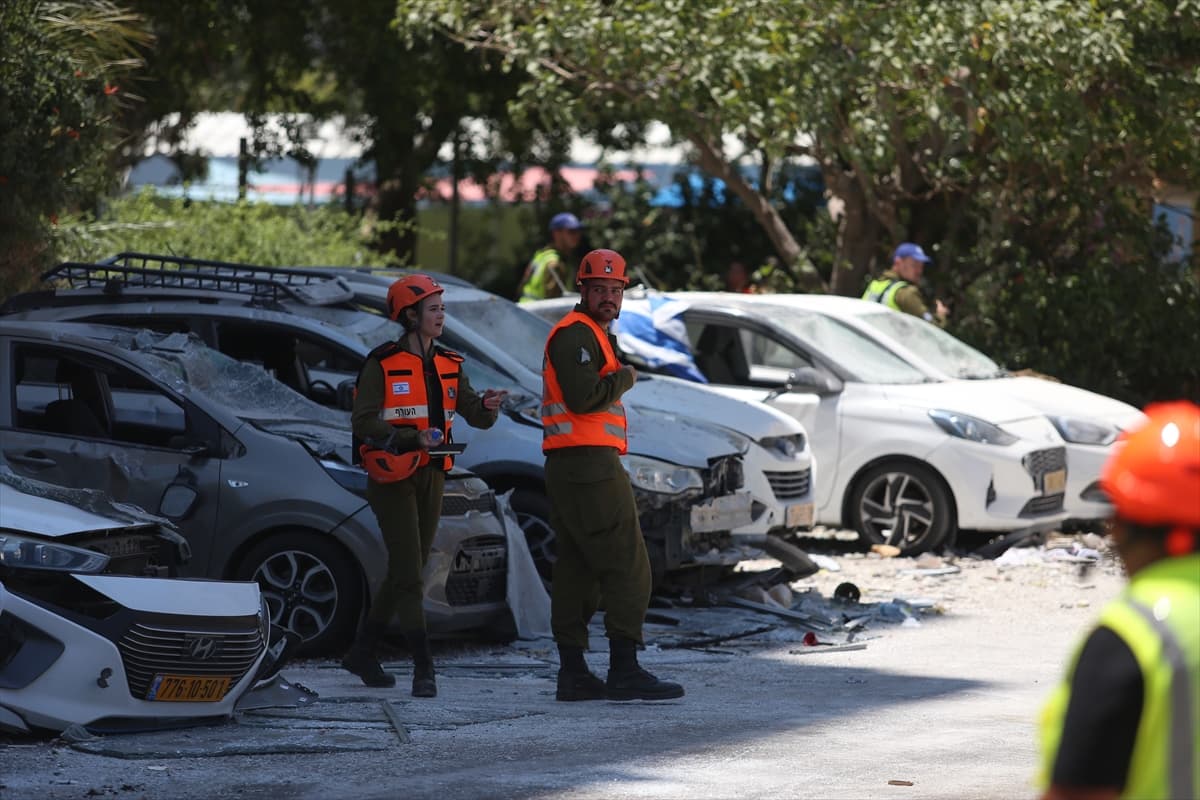 İran füzeleri Holon'a isabet etti: Binada ve araçlarda hasar oluştu