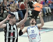 Anadolu Efes karşısında kritik galibiyet: Beşiktaş, seride 2-2 yaparak final biletini kendi evine taşıdı