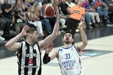 Anadolu Efes karşısında kritik galibiyet: Beşiktaş, seride 2-2 yaparak final biletini kendi evine taşıdı