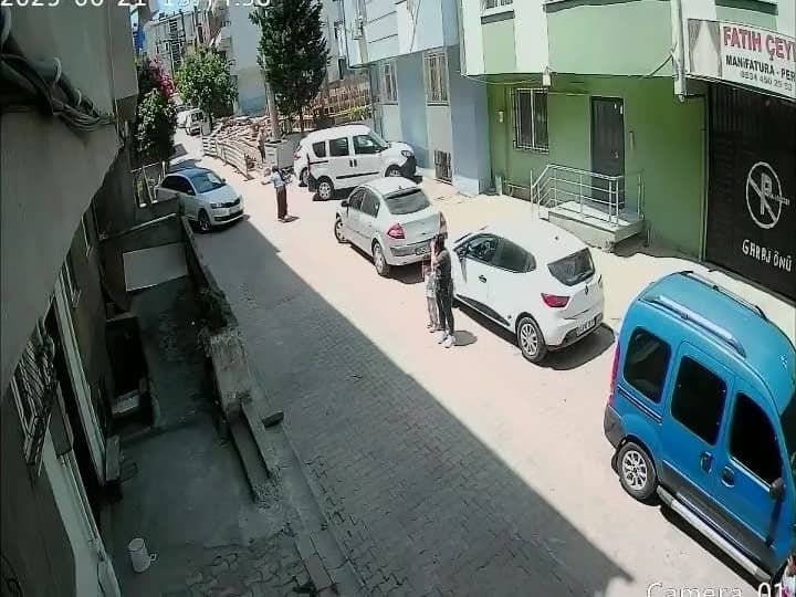 Yardım etmek istedi evin duvarını yıktı