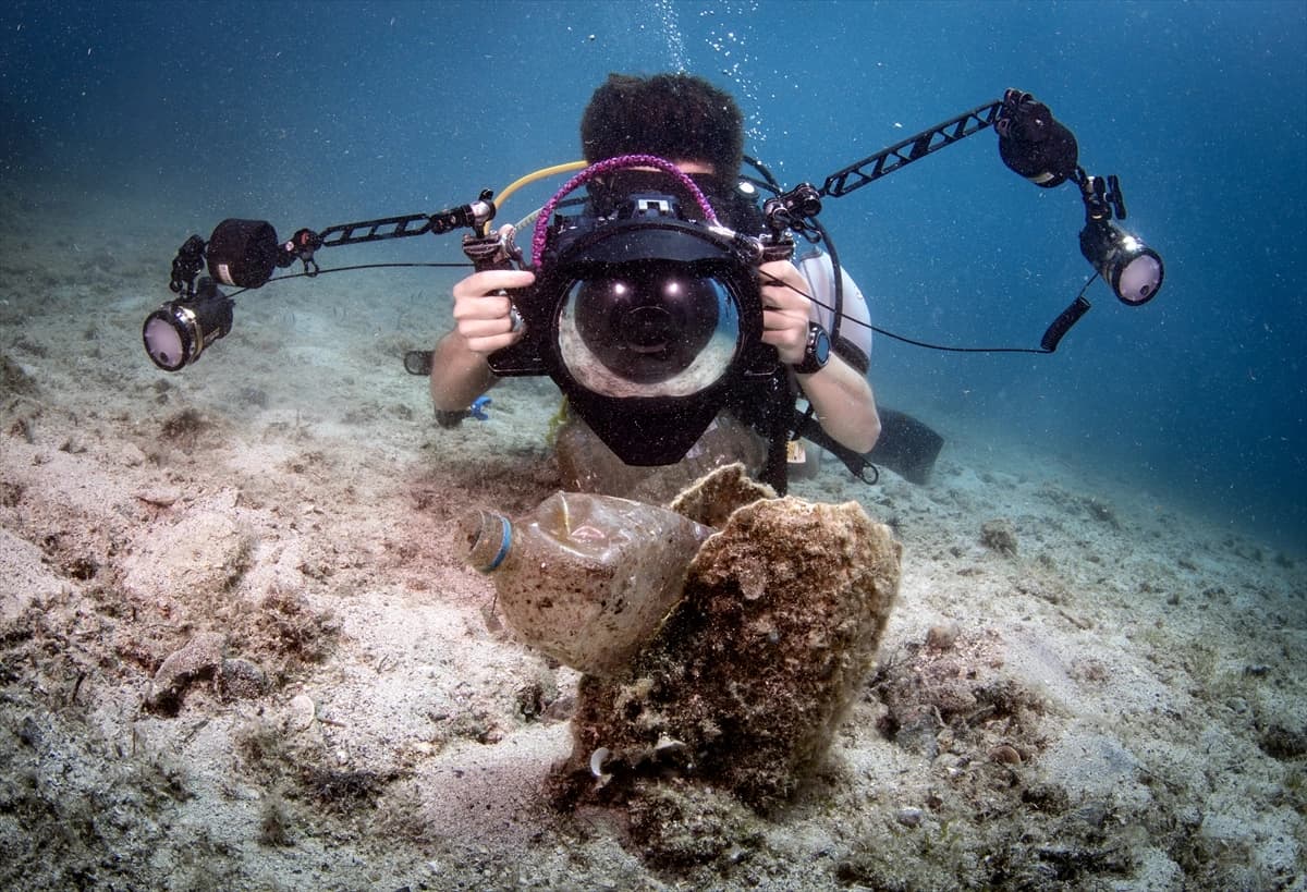 Deniz kirliliğinin sudaki izlerini fotoğraflıyor