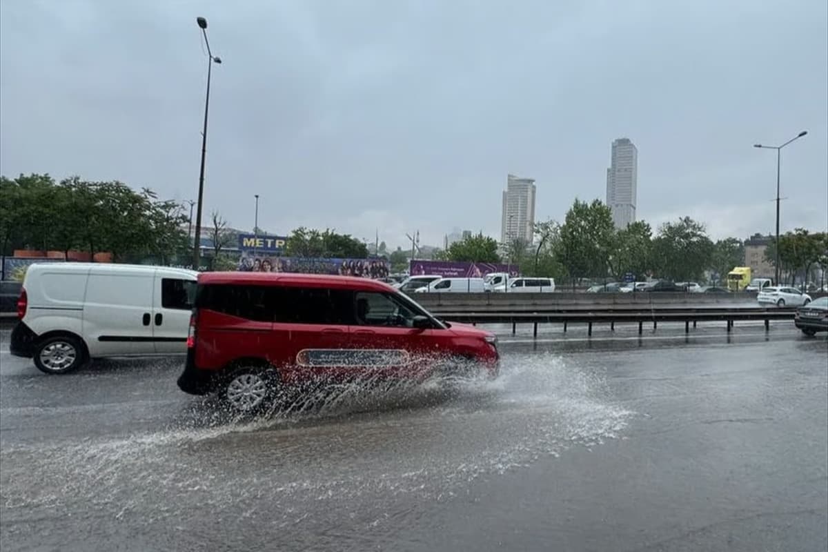 İstanbul'da sağanak ve mesai saati yoğunluğu