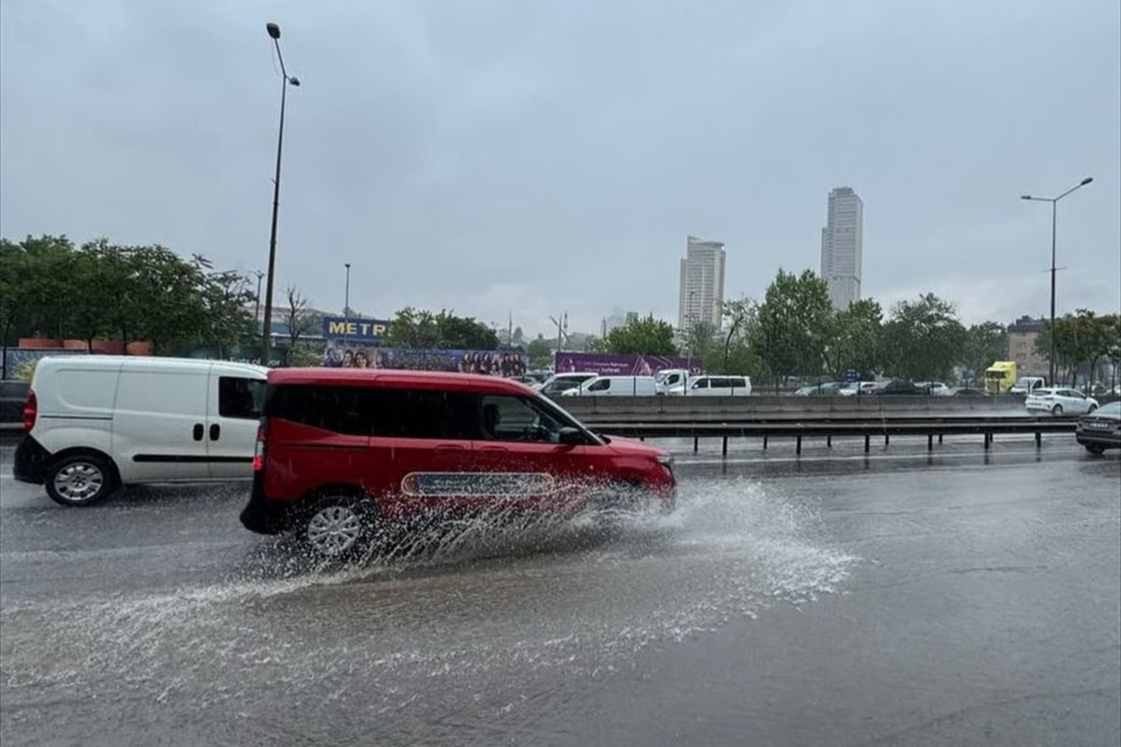 İstanbul'da sağanak ve mesai saati yoğunluğu! Hangi ilçelerde trafik durma noktasına geldi?