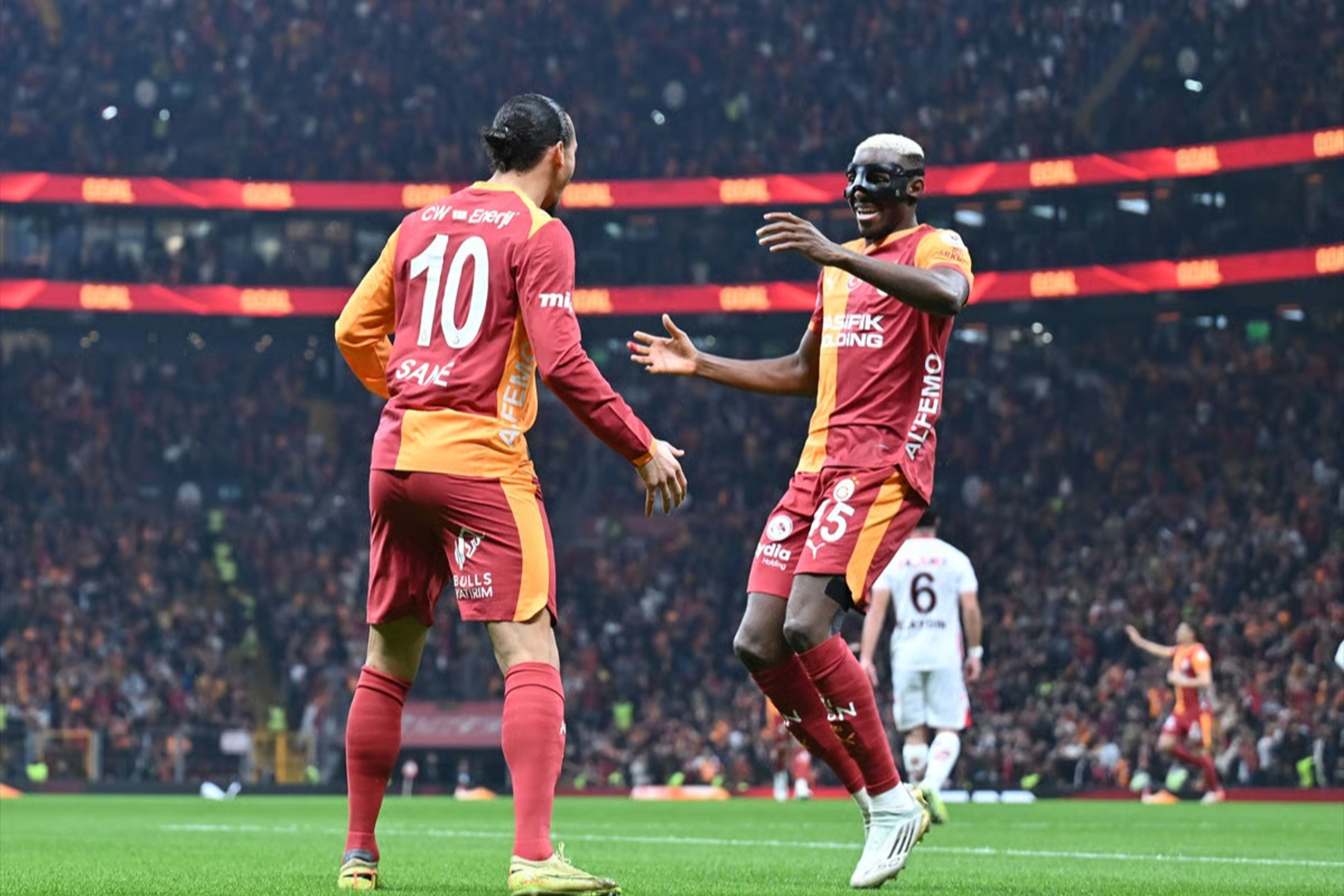 Şampiyonlar Ligi öncesi moral deposu: Galatasaray, nefes kesen maçta Samsunspor'u Osimhen'in röveşatasıyla devirdi