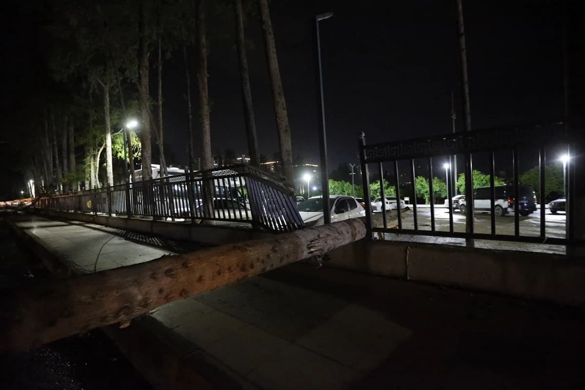 Hatay'da şiddetli fırtına hayatı felç etti
