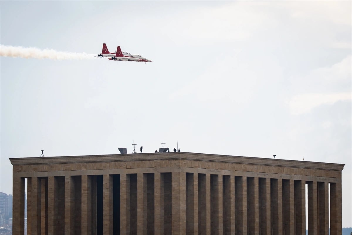 Türk Yıldızları Ankara semalarında parladı