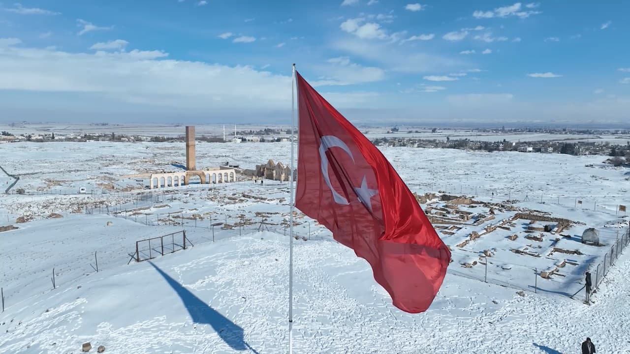 Tarihi Harran’da kartpostallık kar manzarası: Kümbet evler beyaza büründü