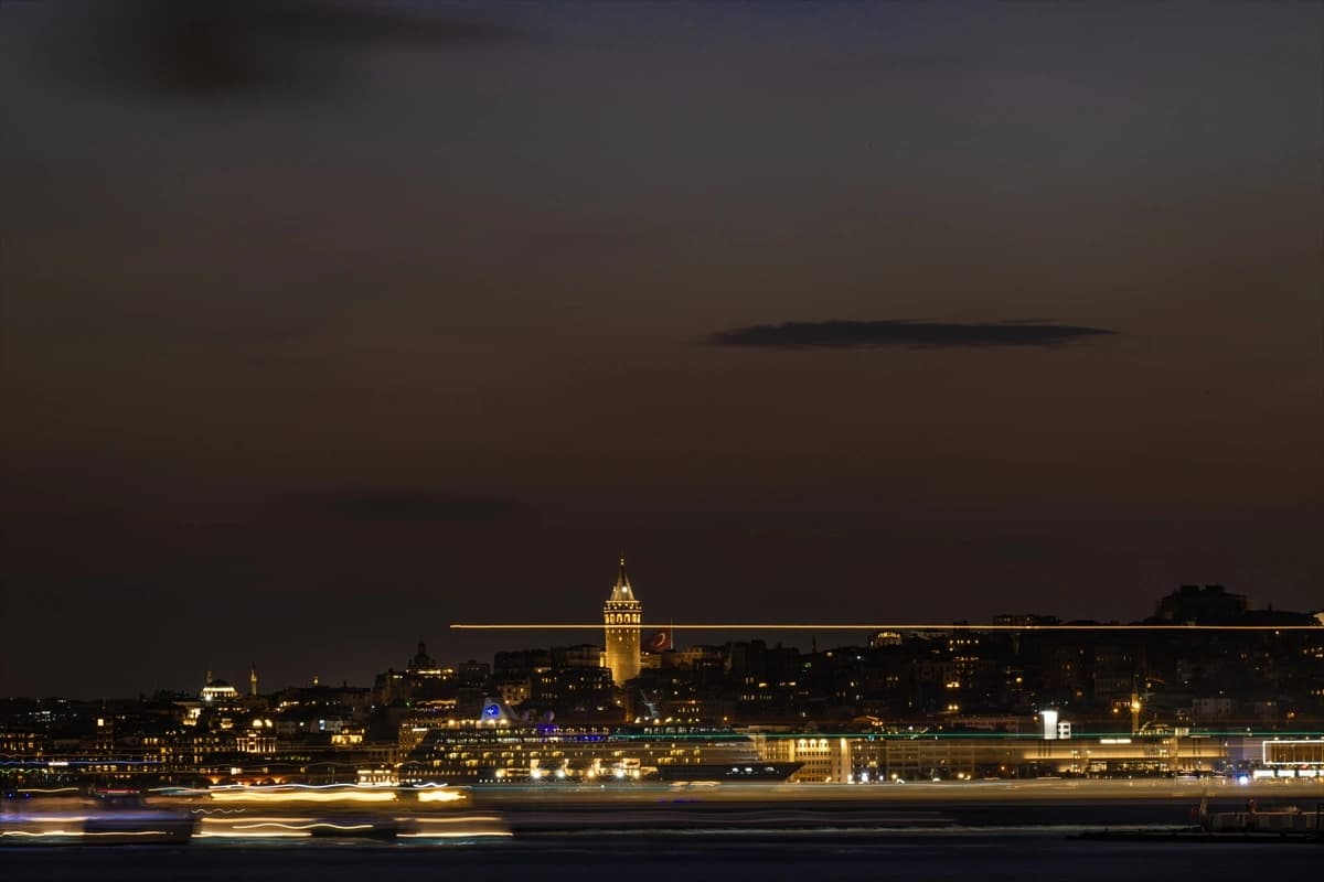 İstanbul'un tarihi silüeti gün batımında objektife yansıdı