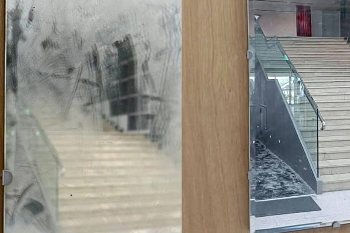 Tayvan’da temizlik görevlisi sanat eserini “kirli ayna” sanıp sildi