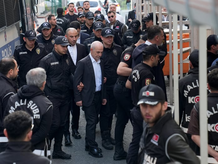Yolsuzluk soruşturmasında tutuklanan 5 CHP'li belediye başkanı görevden uzaklaştırıldı