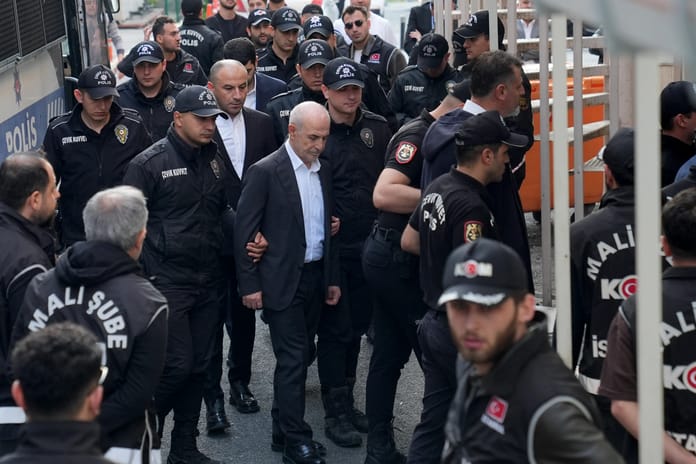 Yolsuzluk soruşturmasında tutuklanan 5 CHP'li belediye başkanı görevden uzaklaştırıldı