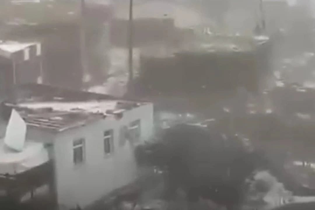 Evlerin çatısı uçtu