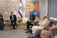 İmam kılıklı şarlatan İsrail Cumhurbaşkanına övgüler yağdırdı