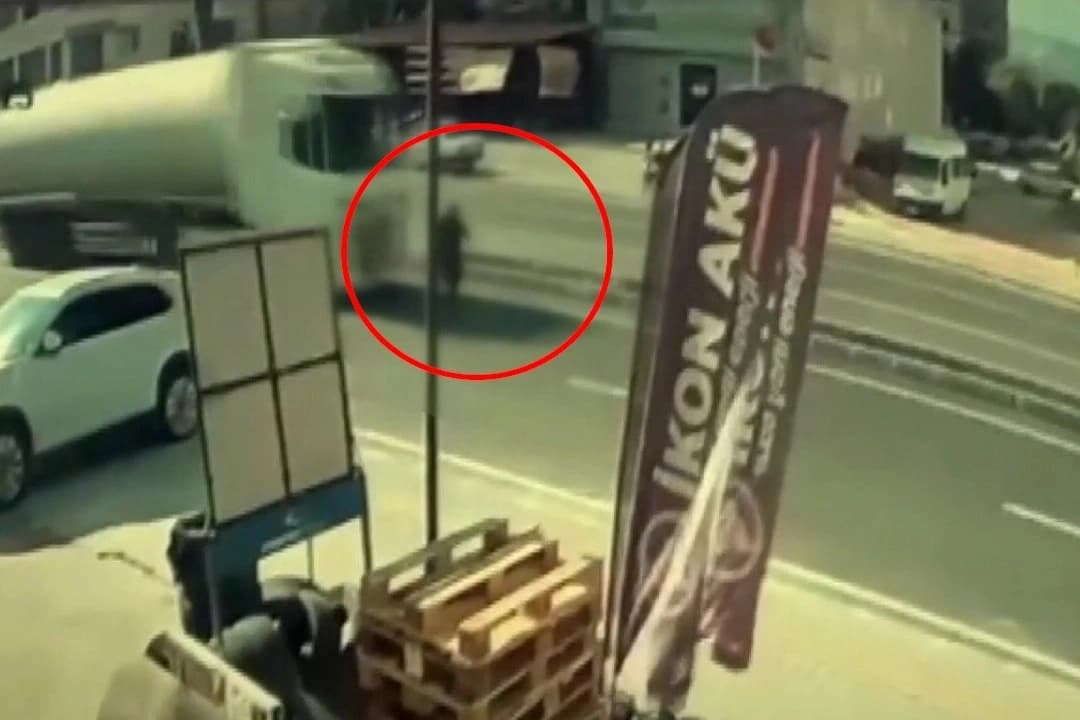 Karşıya geçmek isterken tankerin altında kaldı