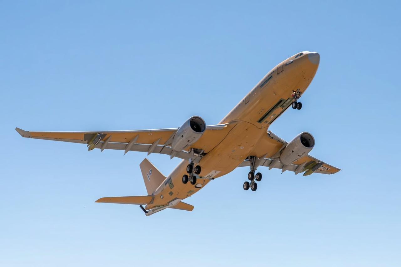 Kanada'nın ilk CC330 Husky tanker uçağı havalandı