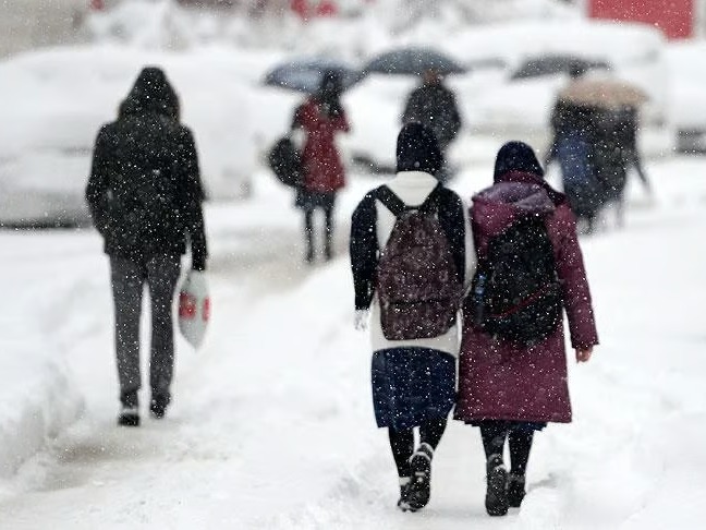 Kar yağışı eğitime engel oldu: Valilikler peş peşe açıkladı! Hangi illerde okullar tatil?