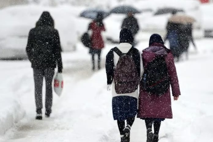 Kar yağışı eğitime engel oldu: Valilikler peş peşe açıkladı! Hangi illerde okullar tatil?
